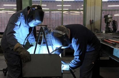 Reclusos treballen en un taller de metall a les facilitats de la presó de Neumünster.