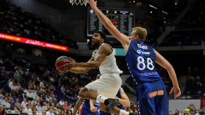 Chasson Randle lanza ante Daniel Clark