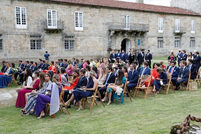 Muchos de los invitados al enlace de Marcos Juncadella Hohenlohe y Lucía Bárcenas presenciaron la ceremonia en la explanada frente a la iglesia.