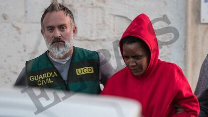 Quezada es trasladada por agentes de la UCO en Puebla de Vícar.