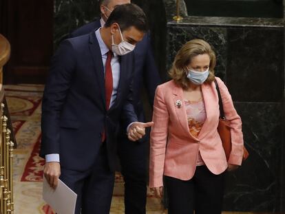 El presidente del Gobierno, Pedro Sánchez, conversa con la vicepresidenta económica, Nadia Calviño, durante una sesión de control al Ejecutivo.