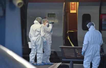 Tres policías, en la estación de Arras inspeccionando la zona.