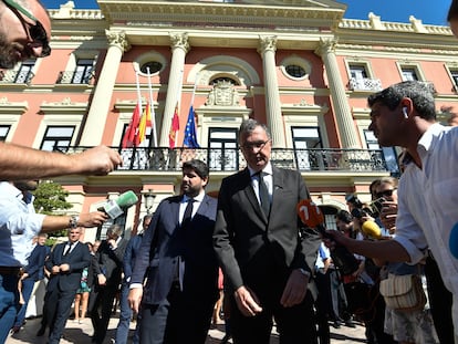 El presidente de la Región de Murcia y presidente del PP murciano, Fernando López Miras, a la izquierda, y el alcalde de Murcia, José Ballesta, atienden a los medios tras guardar el minuto de silencio en memoria de los fallecidos, este lunes.