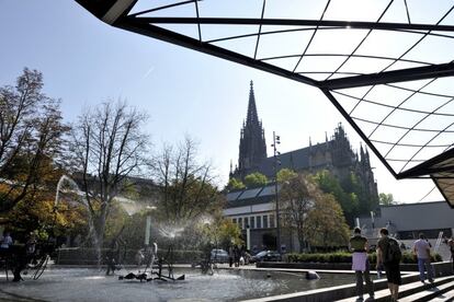 La ciudad suiza, fronteriza con Alemania y Francia, marca el comienzo de una ruta de arquitectura y diseño con hitos como la Fundación Beyeler (proyectada por Renzo Piano), el Museo Tinguely (de Mario Botta) o el museo de la empresa de diseño Vitra (en Weil am Rhein, Alemania), con edificios de Gehry, Siza, Hadid y Herzog & De Meuron. y un catálogo de muebles que incluye a Ray y Charles Eames, Isamu Noguchi, George Nelson, Jasper Morrison y Ron Arad. Desde 68 euros. (www.easyjet.com)