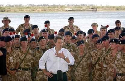 El primer ministro del Reino Unido, Tony Blair, habla ante las tropas británicas estacionadas en Basora (Irak) el pasado 29 de mayo.