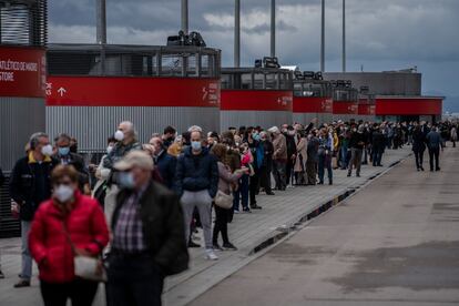 Hundreds of people wait in line for their Covid-19 vaccine this weekend at the Wanda Metropolitano stadium in Madrid. 