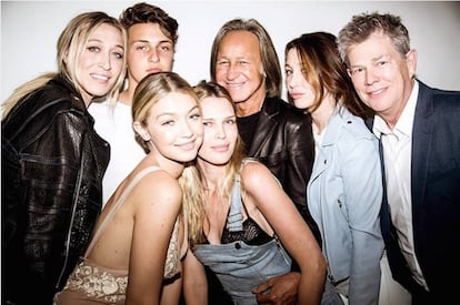 Parte de la familia Hadid. Desde la izquierda, Marielle Hadid (hija de Mohamed Hadid y su primera mujer, Mary Butler), Anwar Hadid, Mohamed Hadid, Bella Hadid y David Foster. En el centro, semiagachadas, Gigi Hadid y Marielle Hadid (la otra hija de Mohamed y Mary Butler).