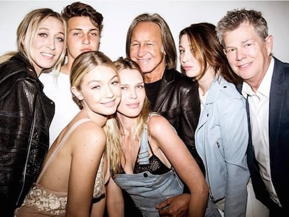 Parte de la familia Hadid. Desde la izquierda, Marielle Hadid (hija de Mohamed Hadid y su primera mujer, Mary Butler), Anwar Hadid, Mohamed Hadid, Bella Hadid y David Foster. En el centro, semiagachadas, Gigi Hadid y Marielle Hadid (la otra hija de Mohamed y Mary Butler).