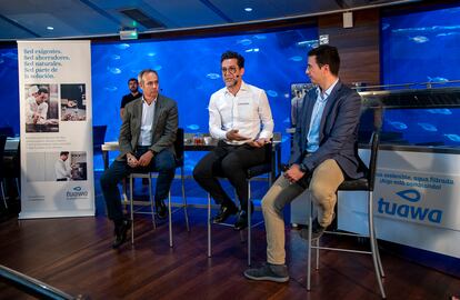 Dionisio García, CEO de Global Omnium; el chef Quique Dacosta y Juan Monrabal, CEO de Tuawa, en la presentación de la campaña para el consumo de agua del grifo.