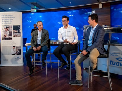 Dionisio García, CEO de Global Omnium; el chef Quique Dacosta y Juan Monrabal, CEO de Tuawa, en la presentación de la campaña para el consumo de agua del grifo.