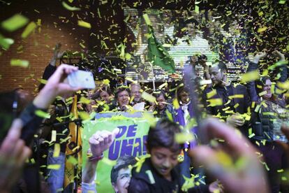 Claudia López celebra tras ganar las elecciones para la alcaldía de Bogotá.