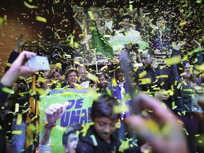 Claudia López celebra tras ganar las elecciones para la alcaldía de Bogotá.