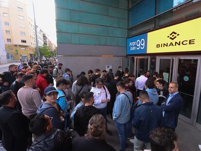 Seguidores e interesados en el mercado de las criptomonedas haciendo cola para entrar a escuchar a Changpeng Zhao, CEO de Binance, en el Wizink Center de Madrid, el pasado abril.