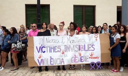 Concentración convocada este martes en Castellón en repulsa por el asesinato de Nerea y Martina, de seis y cuatro años, a manos de su padre.