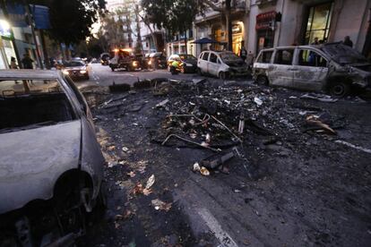 Los destrozos provocados por los altercados tras la sentencia el cuarto día de protestas en Barcelona.