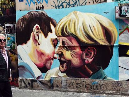Grafiti que muestra a Tsipras y Merkel en Atenas.