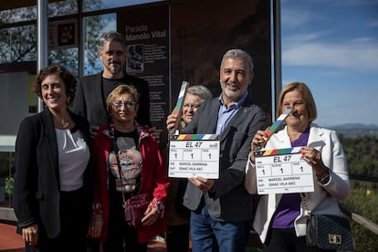 El alcalde de Barcelona, Jaume Collboni, participa en el  homenaje a Manolo Vital junto a la actriz Clara Segura y el director de El 47, Marcel Barrena.