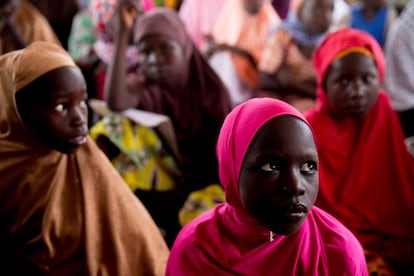 Niñas en clase durante una visita al campo de desplazados de Malkohi, en Yola (Nigeria), de la embajadora de Naciones Unidas Samantha Power el 22 de abril, 2016. (AP Photo/Andrew Harnik)