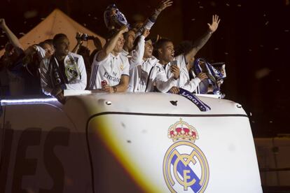 Llegada del autobús con los jugadores del Real Madrid a la plaza de Cibeles.