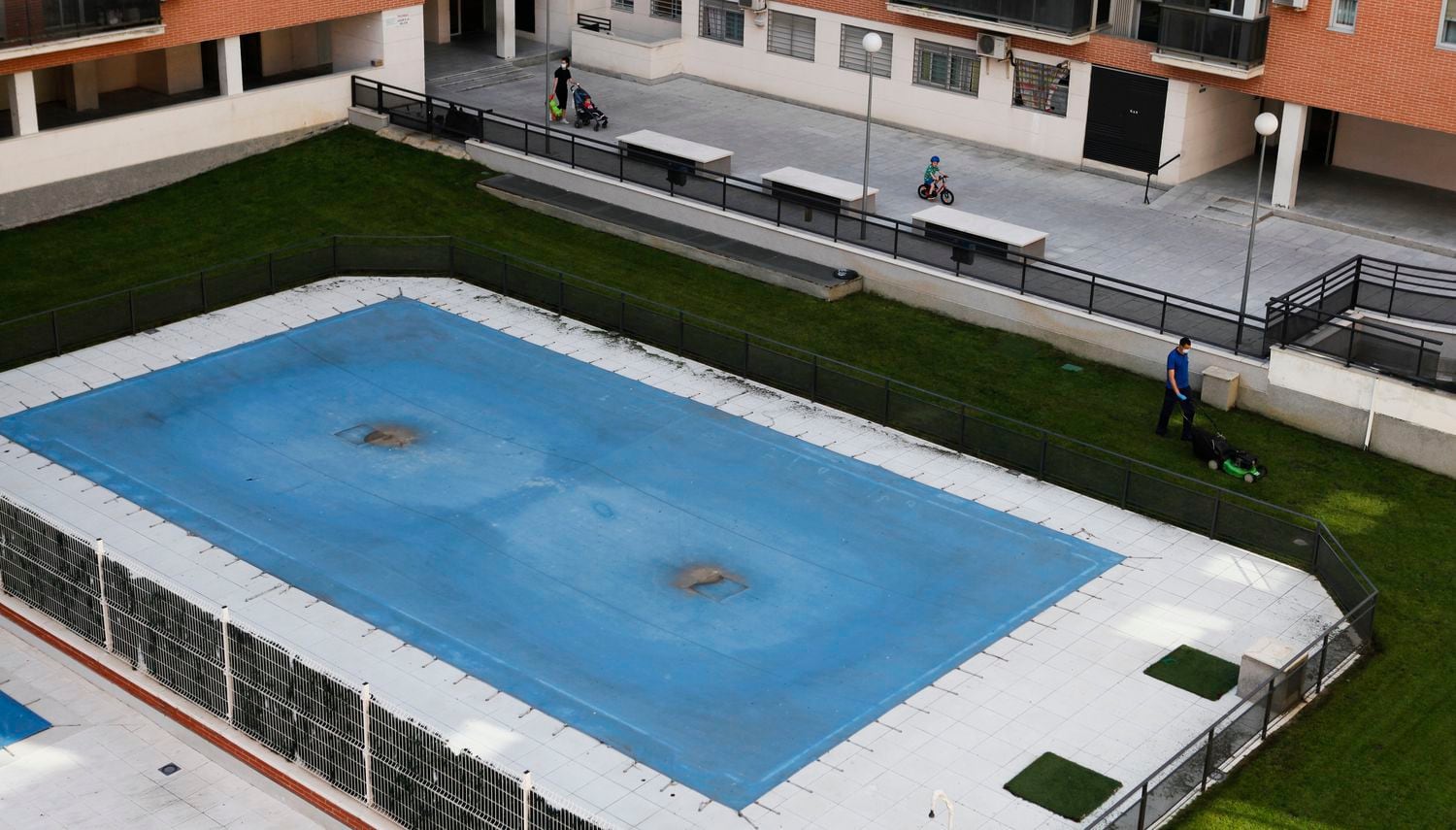 Tengo dos plazas de garaje en un edificio. ¿Puede la comunidad prohibirme el uso de la piscina, pero obligarme a pagar su mantenimiento?