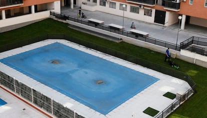 Una piscina de una comunidad de vecinos.