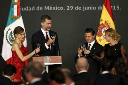 KIng Felipe and Queen Letizia toast with President Enrique Peña Nieto and his wife Angélica Rivera.