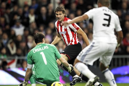 Llorente remata ante Casillas y Pepe en un partido de Liga.