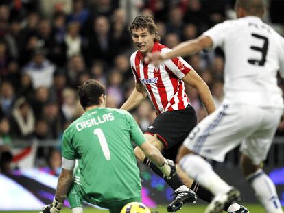 Llorente remata ante Casillas y Pepe en un partido de Liga.