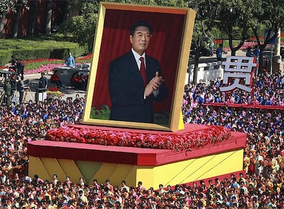 El retrato del actual presidente de China, Hu Jintao, ha presidido los desfiles, continuando con una larga tradicin personalista que ya inaugurara Mao, cuyo rostro sigue estando muy presente en cada acto oficial en china