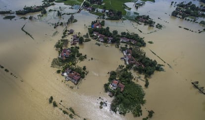 Casas inundadas en el poblado Gaoyand, contado de Shayang, provincia de Hubei, China. Fotografía del miércoles 20 de julio proporcionada por la agencia Xinhua. Decenas de personas han muerto y otras decenas se encuentran desaparecidas. 