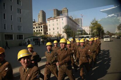 Obreros de la construcción marchan por una calle de Pyongyang, capital de Corea del Norte. Los extranjeros tienen escaso acceso al país asiático y siempre son acompañados por funcionarios del Gobierno que controla sus movimientos.