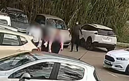 Captura de vídeo donde se muestra a los sospechosos del robo con violencia investigado en Sevilla.