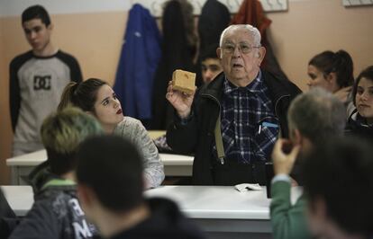 Ramón. un jubilado de Coslada, muestra a los alumnos de cuarto de la ESO el jabón que ha elaborado.