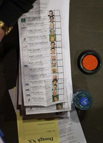 Una papeleta de voto de las elecciones irlandesas del viernes, con el candidato del Fine Gael marcado como primera opción.