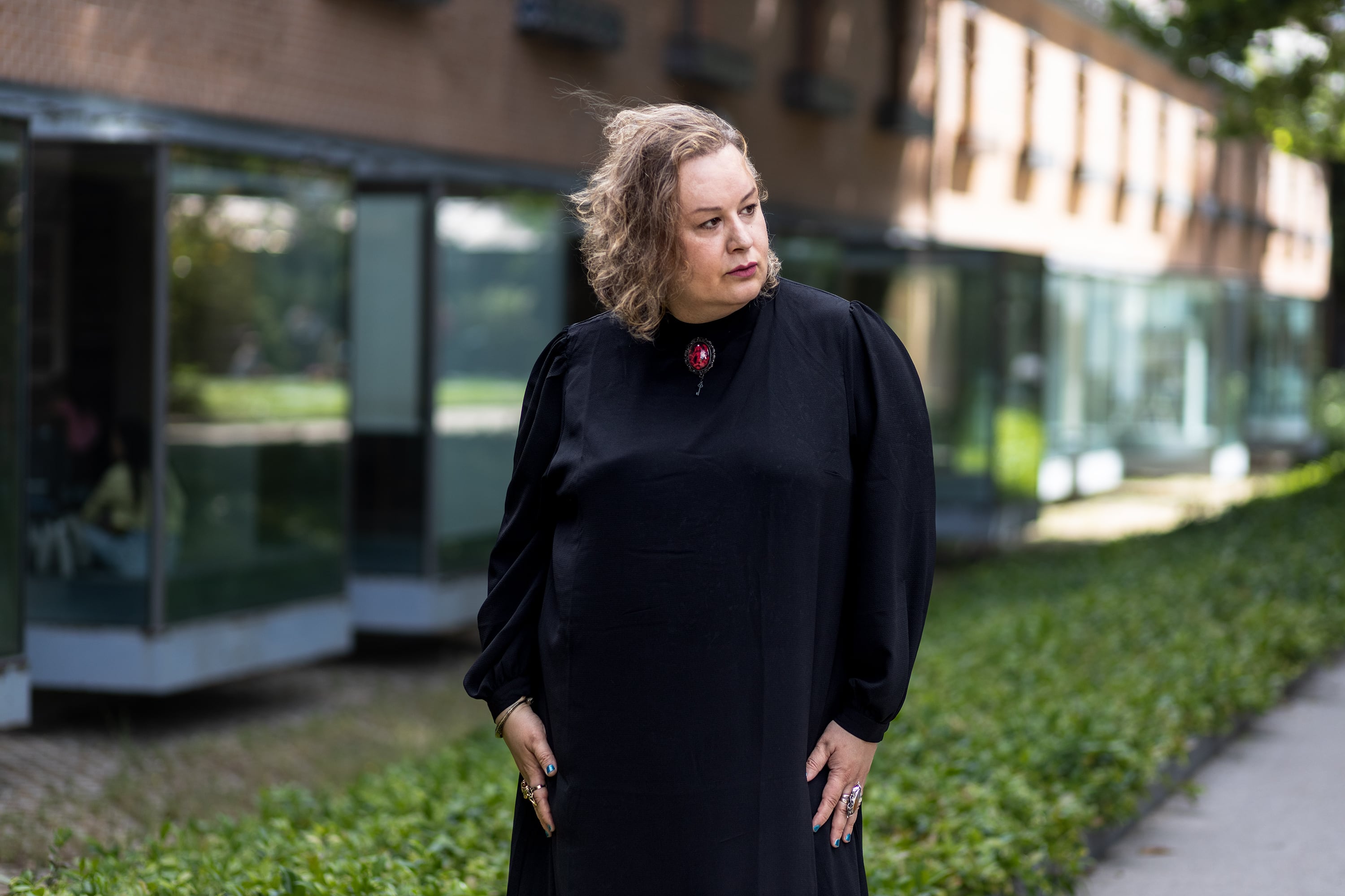 La escritora Alana S. Portero en el Parque del Retiro en 2023.