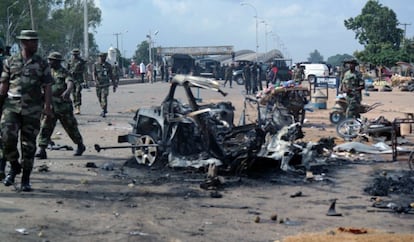 Un coche calcinado en Kaduna, el 23 de julio