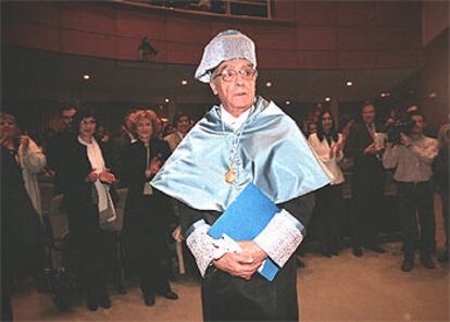 José Saramago, con toga y birrete, entrando ayer en el paraninfo de la Universidad Carlos III de Madrid.