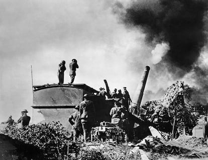 Artilleros estadounidenses atacan las posiciones alemanas cerca de Verdún, en una imagen tomada en septiembre de 1918.