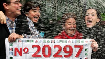 El 20297 fue el Gordo de 2006. Celebración en la Administración número 11 de Valencia.