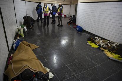 Trabajadoras del Samur Social y voluntarios del Ayuntamiento de Madrid supervisan que todas las personas instaladas en las instalaciones del metro en la Estacin del Arte se encuentren bien antes de marcharse.