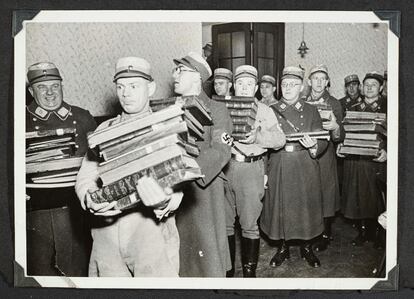 Nazis cargan con libros judíos, presumiblemente para quemarlos, en la noche del 9 al 10 de noviembre en la ciudad alemana de Fürth. 