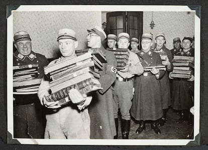 Nazis cargan con libros judíos, presumiblemente para quemarlos, en la noche del 9 al 10 de noviembre en la ciudad alemana de Fürth.