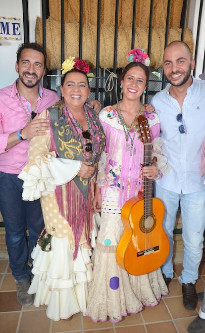 Antonio Tejado, a la derecha, y María del Monte, la segunda por la izquierda, en El Rocío (Huelva), en 2017.