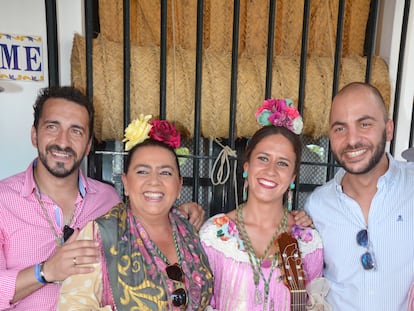 Antonio Tejado, a la derecha, y María del Monte, la segunda por la izquierda, en El Rocío (Huelva), en 2017.