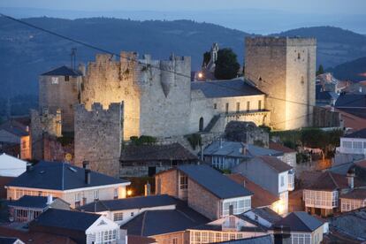 De Lemos Castle in Castro Caldelas, Ourense. This village is made up of narrow, cobblestone streets that wind up to the De los Lemos Castle, the town’s most important building. Small houses with stone facades, balconies and arcades are typical of the town’s architecture.