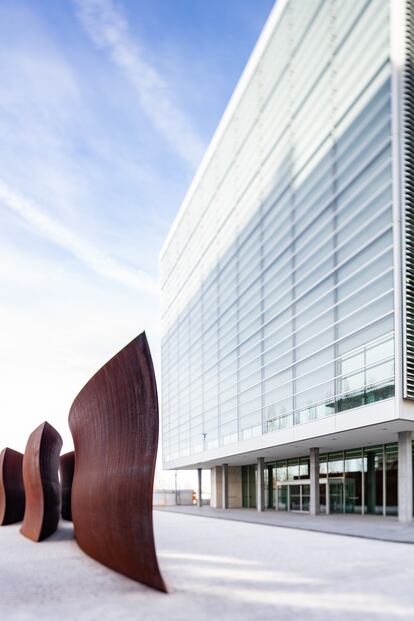 Las obras de Richard Serra llamadas 'Dirk’s Pod', junto al edificio del arquitecto Tadao Ando.