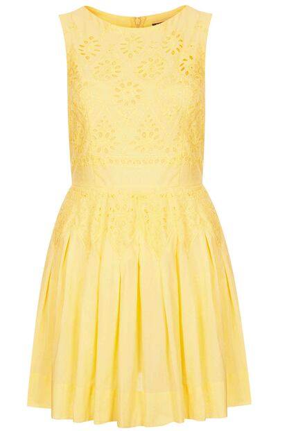 Este verano no puede faltar en tu armario una prenda amarilla. Este vestido lady de TopShop es perfecto para añadir a tu lista de próximas compras. Su precio es de 72 euros.