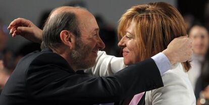 Alfredo P&eacute;rez Rubalcaba abraza a su &#039;n&uacute;mero dos&#039;, Elena Valenciano. 