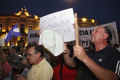 Manifestantes en la ciudad argentina de Córdoba muestran su rechazo a la reforma constitucional del gobierno para permitir un tercer mandato de Cristina Fernández de Kirchner.