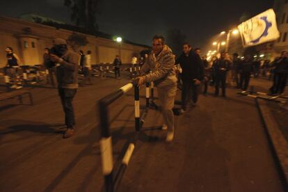 Manifestantes se deshacen de parte de la barricada que protegía al palacio.